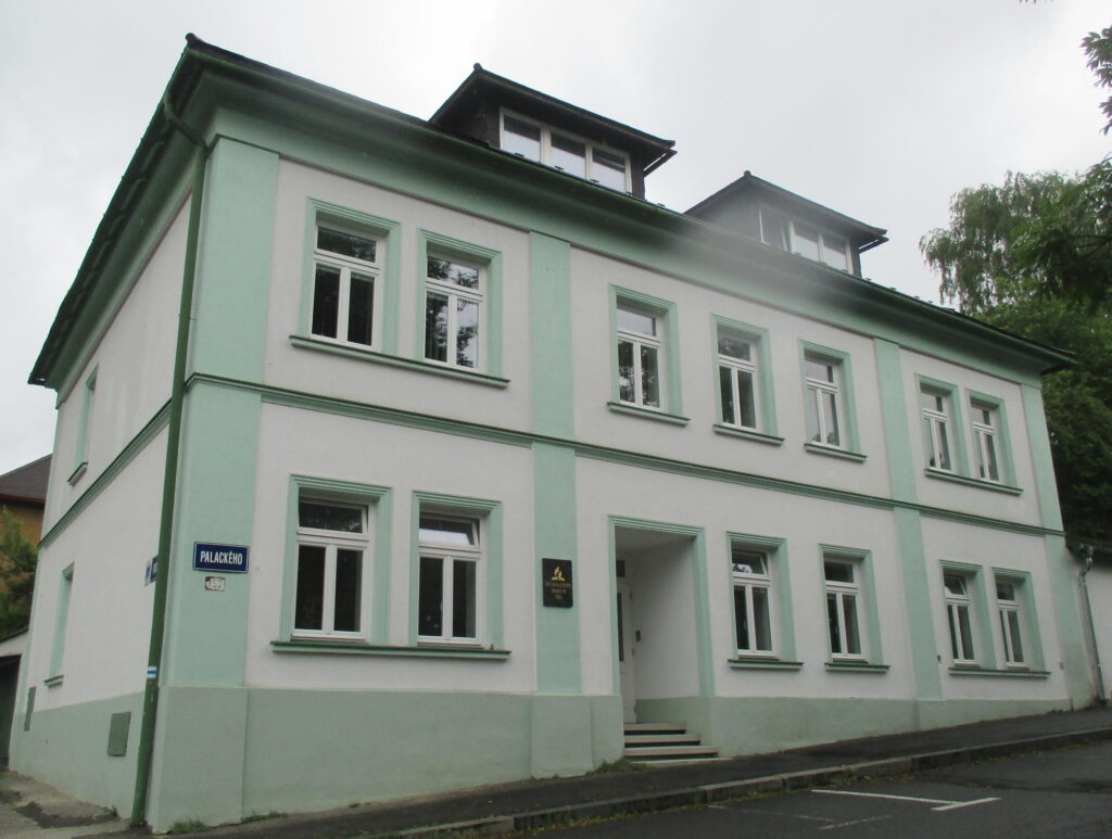 Světle zelená budova Církve adventistů sedmého dne na Palackého ulici ve Vsetíně